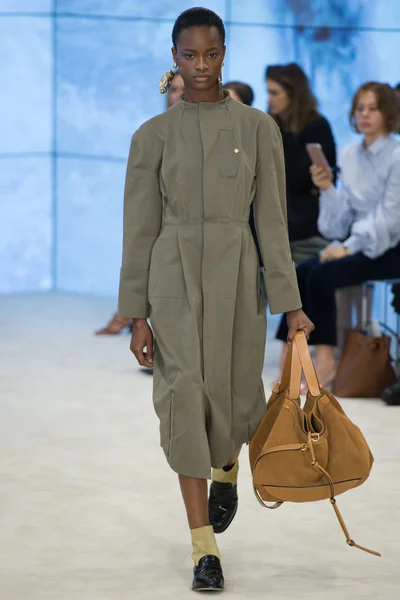 Look 16